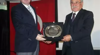 Kaymakam Karahan'dan Hayırsever Cadıl'a Plaket