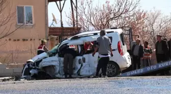 Niğde'de İşçi Servisiyle Otomobil Çarpıştı: 3 Ölü, 9 Yaralı