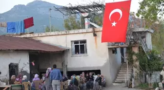 Şehit Polisin Ceyhan'daki Baba Evi Yasa Büründü