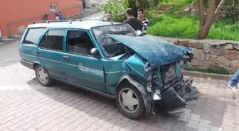Kontrolden Çıkan Otomobil Duvara Çarptı: 4 Yaralı
