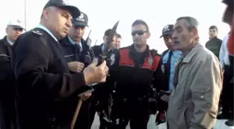 Bıçakla Polisin Üzerine Yürüdü