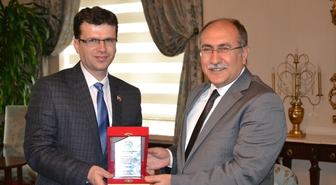 Vali Abdurrahman Savaş'tan İl Encümen Üyelerine Plaket