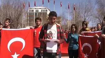 Üniversite Öğrencileri Rektörü Protesto Etti