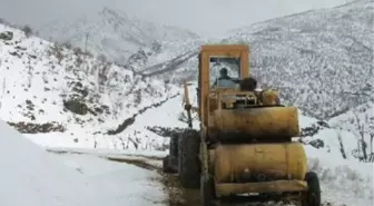 6 Metrelik Kar Birikintisi Temizlenerek Köy Yolu Açıldı