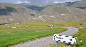 Iğdır'da Köy Yollarının Trafik Yön Levhaları Yenileniyor