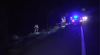 İşçi Taşıyan Servis Minibüsü ile Kamyon Çarpıştı