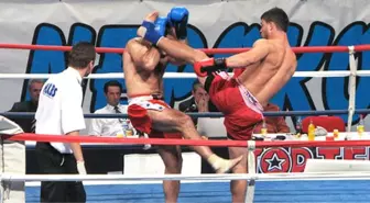 Bursa'da Kick Boks Müsabakalarına 18 Sporcu Katıldı