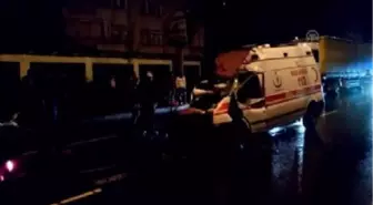 Akçaabat'ta Ambulans Tırla Çarpıştı: 1 Ölü, 4 Yaralı