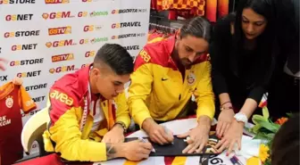 Galatasaraylı Futbolcular İmza Dağıttı