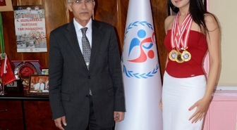Hadi, Yüzücü Neşe Atmış'ı Kabul Etti
