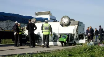 Ceyhan'da Minibüs Devrildi: 13 Yaralı