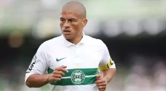 Alex Futbolu Bırakıyor Mu?