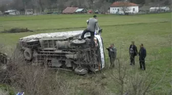 Yoldan Çıkan Kamyonet Tarlaya Yuvarlandı