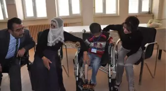 Bedensel Engelli Çocuk Tekerlekli Sandalyesine Kavuştu