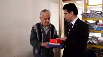 75'lik 'sıra dışı okur'a kitap hediye edildi -