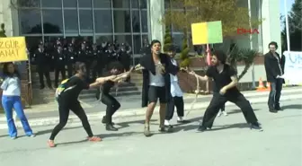 Daha İyi Koşullar İsteyen Öğrencilerden Shakspeare'li Gösteri