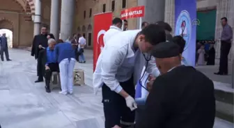İbadete gelenlerin tansiyonunu ölçtüler -