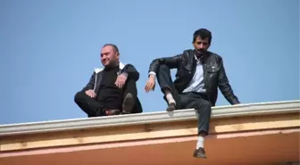 Maaşını Alamayan 4 İşçi Çatıya Çıkıp İntihara Kalkıştı
