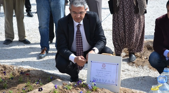 Yeni Başkan, Mazbatasını Babasının Mezarına Götürdü