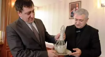 Vali Küçük, Dürbünle Kelaynak Kuşlarını İzledi