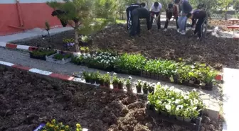 Gediz Ticaret Meslek Lisesi'nde Ağaç Dikme Şenliği Yapıldı