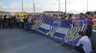 Ölen Arkadaşları İçin Yolu Trafiği Kapattılar