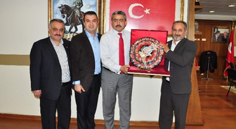 Kütahya'dan Başkan Alıcık'a İşlemeli Saat Hediyesi