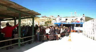 Datça'ya Gelen İlk Turist Kafilesine Çiçeklerle Karşılama