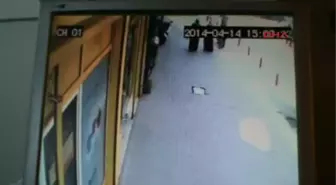 Motosiklet Sürücüsü Emlakçı Dükkanına Daldı