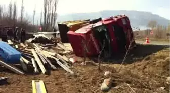 Kereste Yüklü Kamyon Devrildi, 1 Ölü