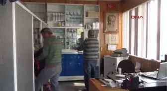 Yaralı Leyleğe Polis Memuru Sahip Çıktı