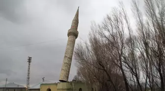 Taşlıçay'da Eski Minare Halatlarla Çekilerek Yıkıldı