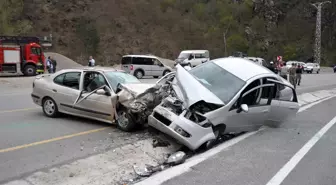 Gümüşhane'de İki Otomobil Çarpıştı: 2 Ölü, 3 Yaralı