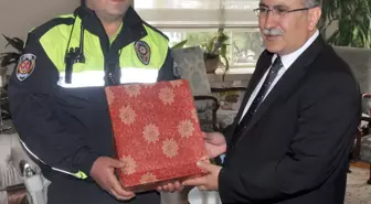 Manisa Valisi Savaş'tan Yılın Polisine Ödül