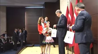 Suriyeli Ömer İstiklal Marşı Okudu, Başbakan Erdoğan 'Bizden İyi Okuyor' Dedi