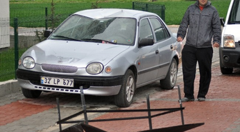 Bolu'da Binanın Baca Rüzgarlığı Otomobilin Üzerine Düştü