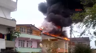 Binanın Çatısı Alev Alev Yandı