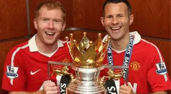 Giggs, Scholes'u Yanına Aldı!