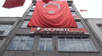 AK Parti Önüne Bırakılan Şüpheli Çantanın Üzerine Atladı