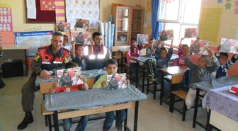 Jandarma Çocuklara 'Atatürk ve Çocuk' Kitabı Dağıttı