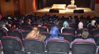 Yüksekova'da Tiyatro Gösterimi
