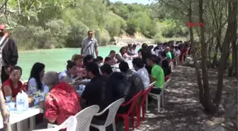 Turistler, Çemişgezek'in Kaya Evlerine Gezi Düzenledi