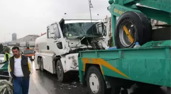 İzmir'de Yakıt Tankeri Orta Refüje Çarptı: 1 Yaralı