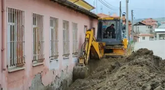 Halk Eğitim Merkezi'nin Etrafına Drenaj Boru Döşeniyor