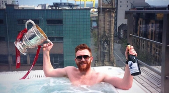 Cliftonville ile Şampiyonluk Yaşayan Conor Devlin Jakuzi Partisi Düzenledi