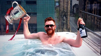 İrlandalı Kaleci Conor Devlin, Şampiyonluğu Jakuzide Kutladı