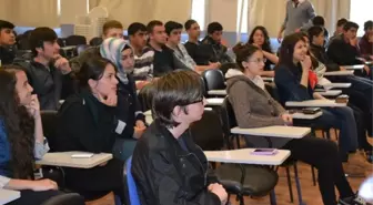 Gazeteci Tandoğan Deneyimlerini Öğrencilerle Paylaştı