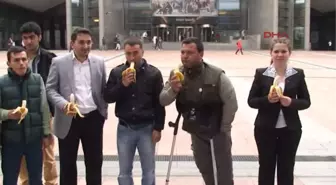 Gazeteciler AP Önünde Muz Yiyerek Irkçılığı Protesto Ettiler