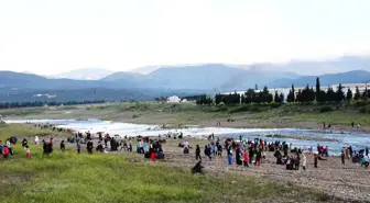 Dileklerini Yazdıkları Kağıtları ve 41 Çakıl Taşını Suya Attılar