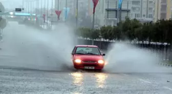 Meteoroloji'den Sağanak Yağış ve Fırtına Uyarısı